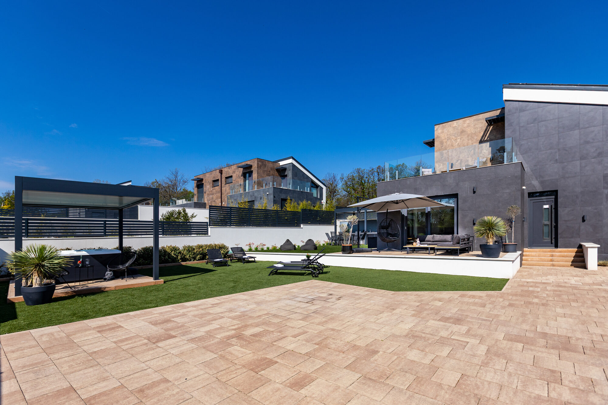 Villa Porta Verde II luxury backyard with jacuzzi, lounge area and modern pergola